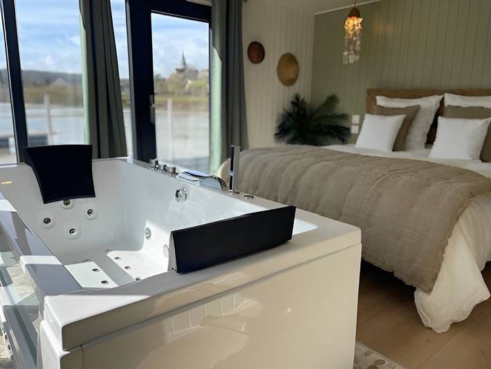 Bateau pour 2 personnes, avec terrasse dans