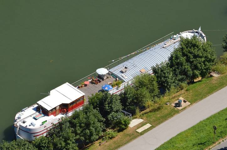 Péniche pour 8 personnes, avec terrasse dans