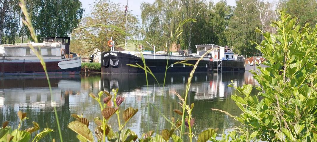 Péniche pour 4 personnes, avec jardin dans
