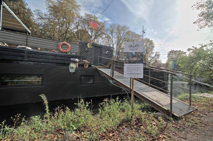 Bateau pour 2 personnes, avec terrasse, animaux acceptés dans