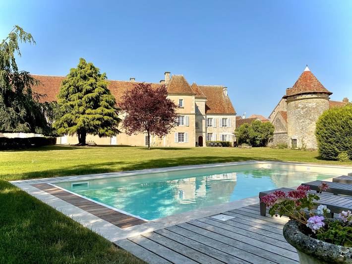 Château pour 15 personnes, avec jardin ainsi que terrasse et piscine dans