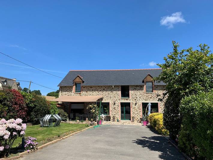 Chambre d’hôte pour 4 personnes, avec piscine et jardin en Bretagne