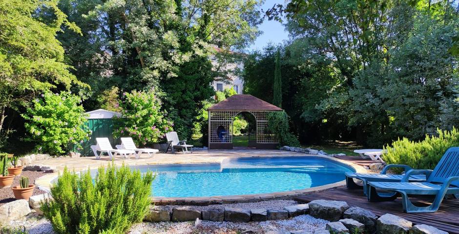 Chambre d’hôte pour 2 personnes, avec piscine et jardin, animaux acceptés en Ardèche