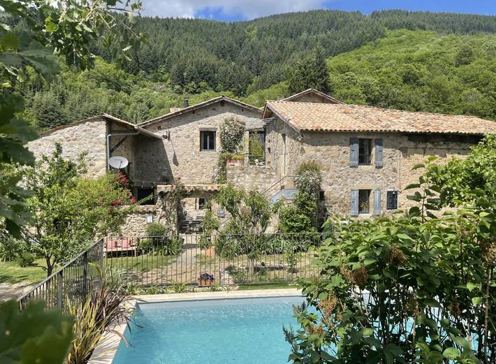 Chambre d’hôte pour 3 personnes, avec jardin ainsi que piscine et jacuzzi en Ardèche