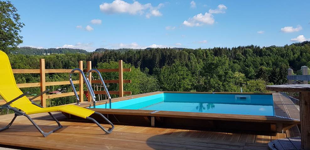 Chambre d’hôte pour 3 personnes, avec piscine ainsi que jardin et jacuzzi dans le Jura
