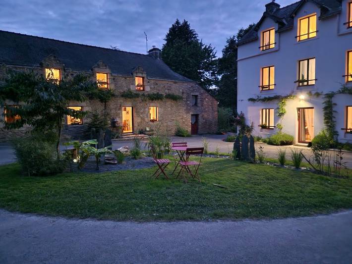 Gîte pour 20 personnes, avec terrasse ainsi que jardin et piscine, animaux acceptés dans