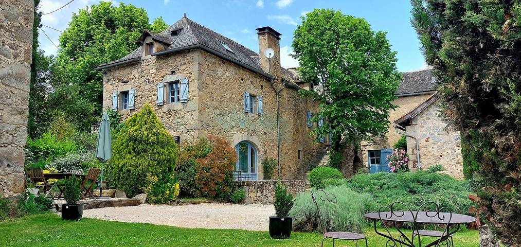 Chambre d’hôte pour 3 personnes, avec piscine et jardin dans l' Aveyron