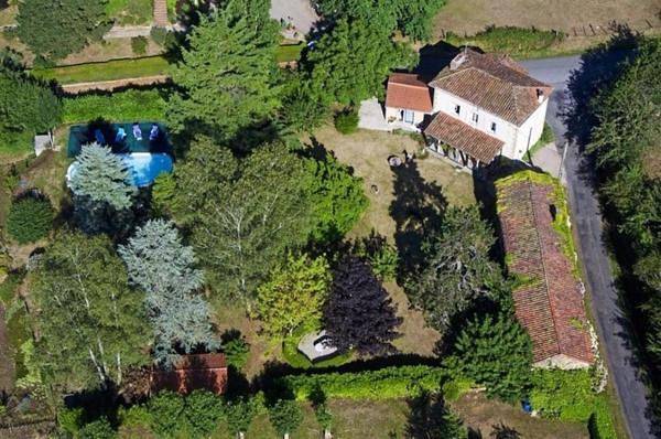 Chambre d’hôte pour 2 personnes, avec vue ainsi que piscine et jardin dans l' Aveyron