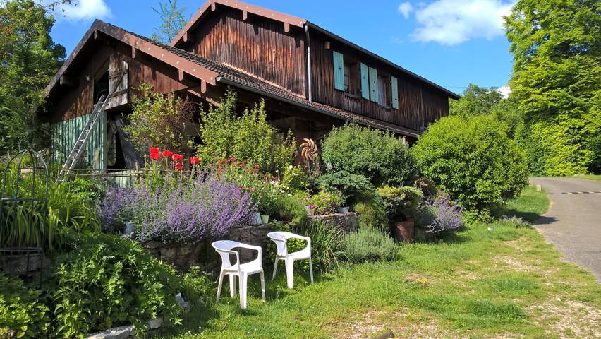 Chambre d’hôte pour 2 personnes, avec jardin dans le Jura