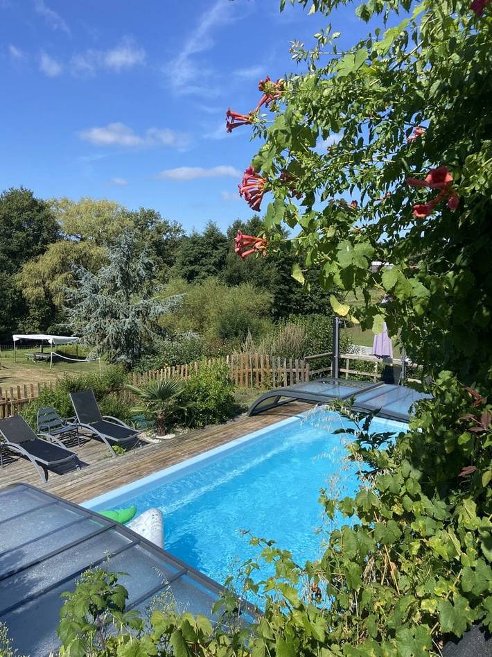 Chambre d’hôte pour 4 personnes, avec jardin et piscine ainsi que jacuzzi et terrasse, animaux acceptés en Vendée