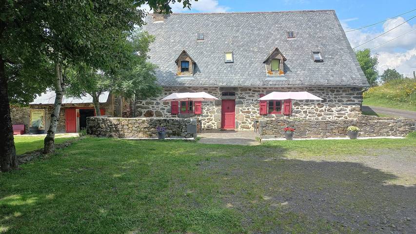 Chambre d’hôte pour 6 personnes, avec jardin dans le Cantal