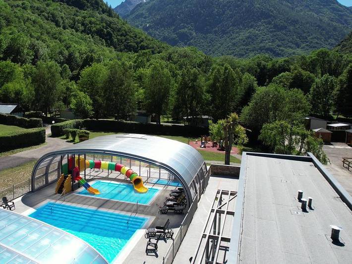 Chalet pour 2 personnes, avec piscine et bassin pour enfant dans