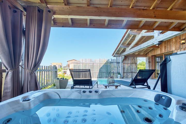 Cabane en bois pour 4 personnes, avec sauna et jacuzzi dans