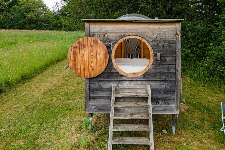 Cabane en bois pour 2 personnes, avec jardin dans