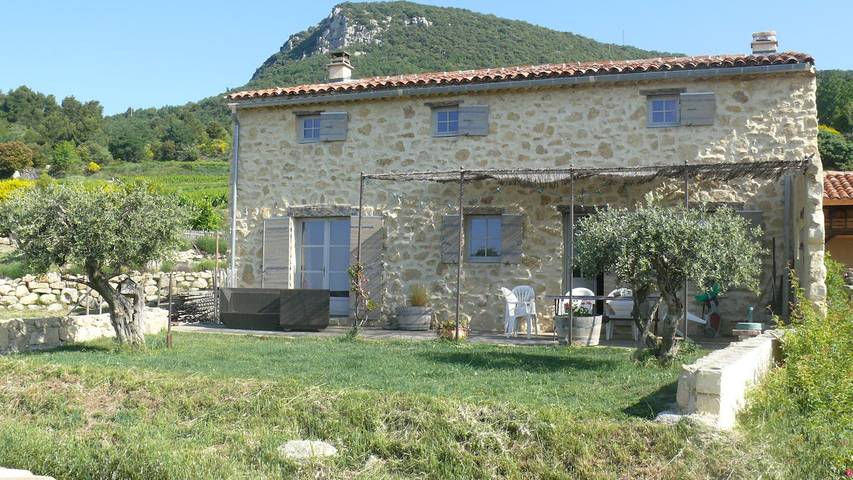 Chambre d’hôte pour 2 personnes, avec jardin et piscine dans le Vaucluse