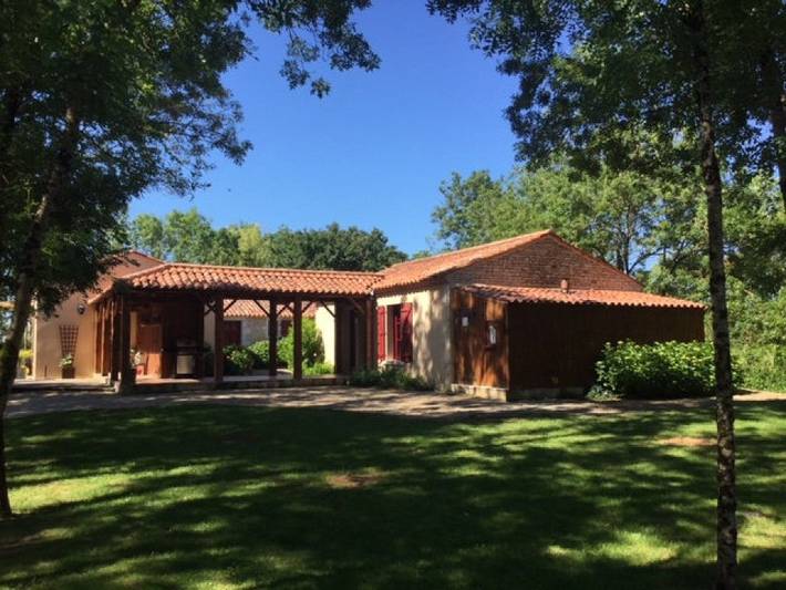 Gîte pour 4 personnes, avec jardin et jacuzzi ainsi que terrasse et piscine dans 