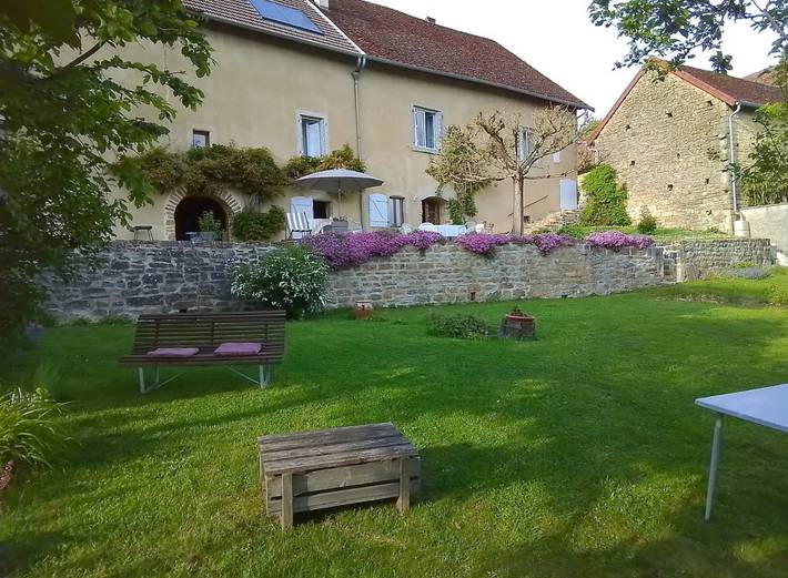 Chambre d’hôte pour 3 personnes, avec jardin dans le Jura