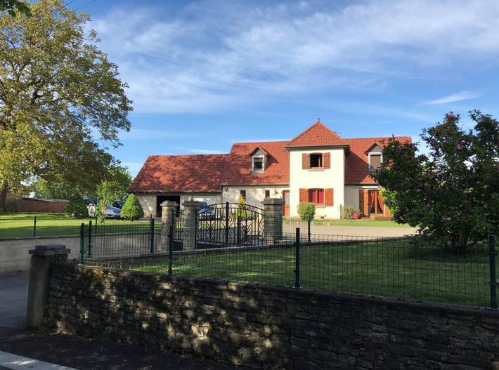 Chambre d’hôte pour 2 personnes, avec piscine et jardin dans le Jura
