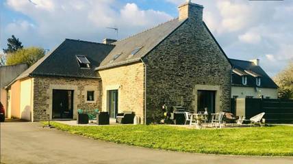 Chambre d’hôte pour 2 personnes, avec piscine ainsi que jacuzzi et jardin en Bretagne