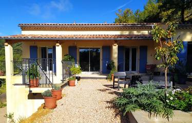 Chambre d’hôte pour 4 personnes, avec terrasse et piscine dans les Alpes-de-Haute-Provence